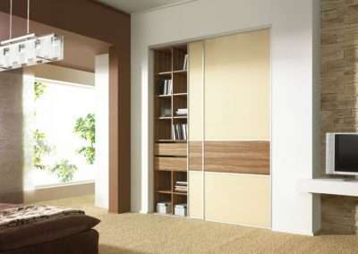 Hálószobai beépített szekrény, krém és világos fa hatású bútorlapos tolóajtóval