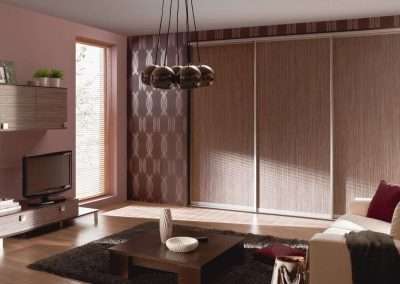 Nappali beépített szekrény függőleges szálirányú fa hatású bútorlappal