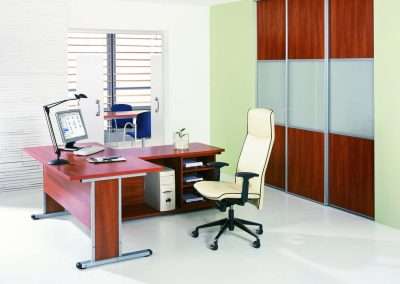 Bútorlapos és savmart üveges tolóajtós irodai beépített szekrény