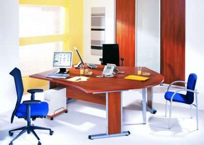 Bútorlapos és festett üveges irodai beépített szekrény