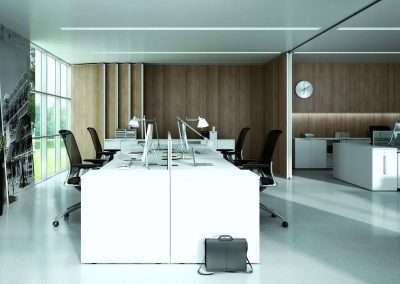 Fehér színű tolóajtós beépített szekrény és íróasztal az irodában