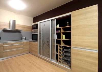 Nyílóajtós, fiókos, tolóajtós beépített szekrény konyhába