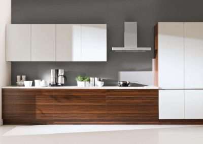 Fehér és fa hatású bútorlapból készült konyhai beépített szekrény