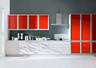 Piros és fehér színű bútorlapból készült nyílóajtós beépített szekrény konyhába