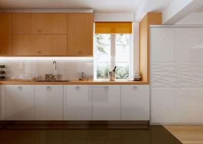 Magasfényű fehér és bükk bútorlapból készült konyhai beépített szekrény