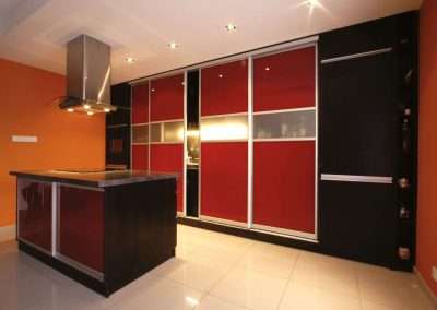 Piros festett és savmart üvegből készült tolóajtós beépített szekrény konyhába