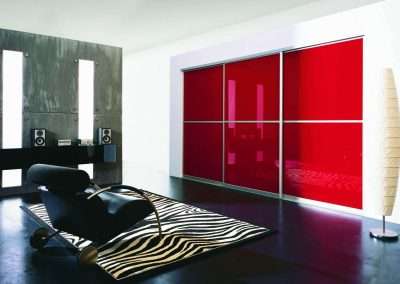 Nappali beépített szekrény piros festett üveggel