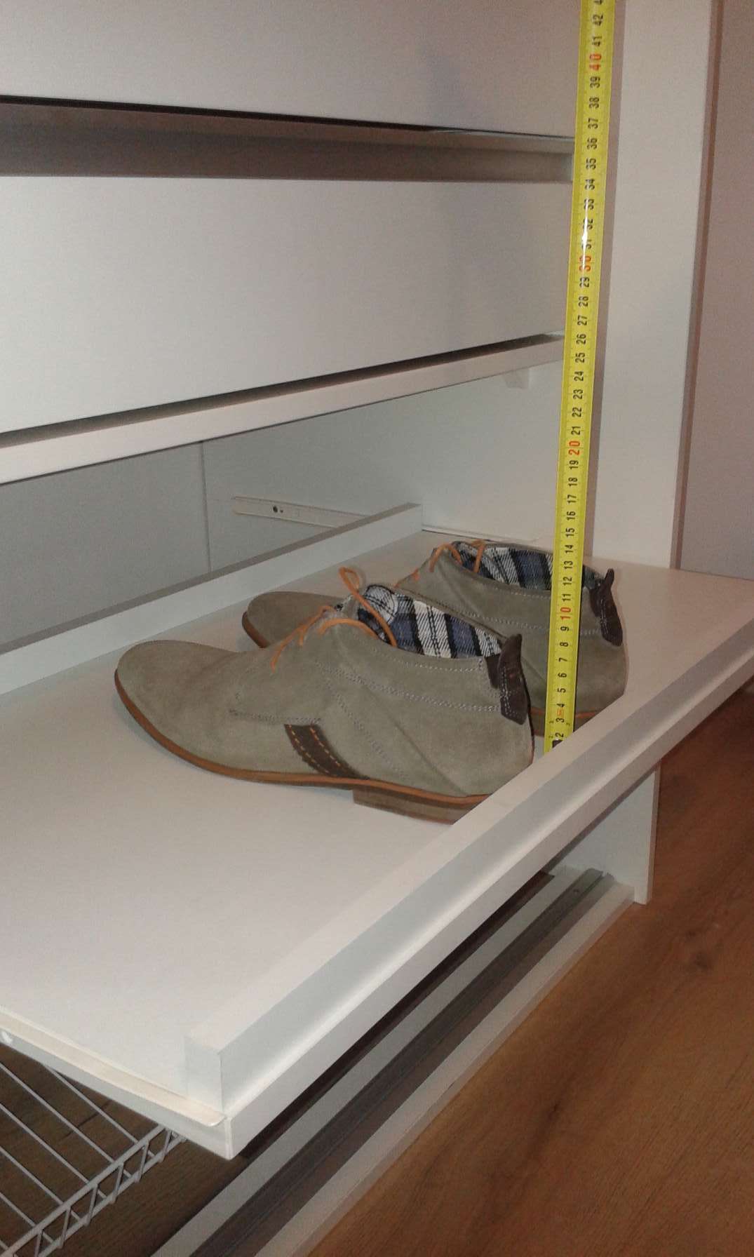 Kihúzható polcos cipőtároló a szekrényben