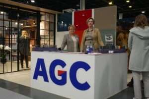 A Komandor az AGC üvegeiből készítette a gardóbszekrényt a kiállításon