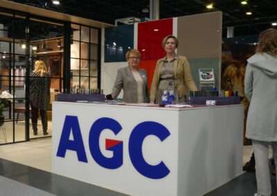 A Komandor az AGC üvegeiből készítette a gardóbszekrényt a kiállításon