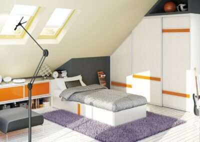 ágyba integrált függő szekrény és tetőtéri gardróbszekrény