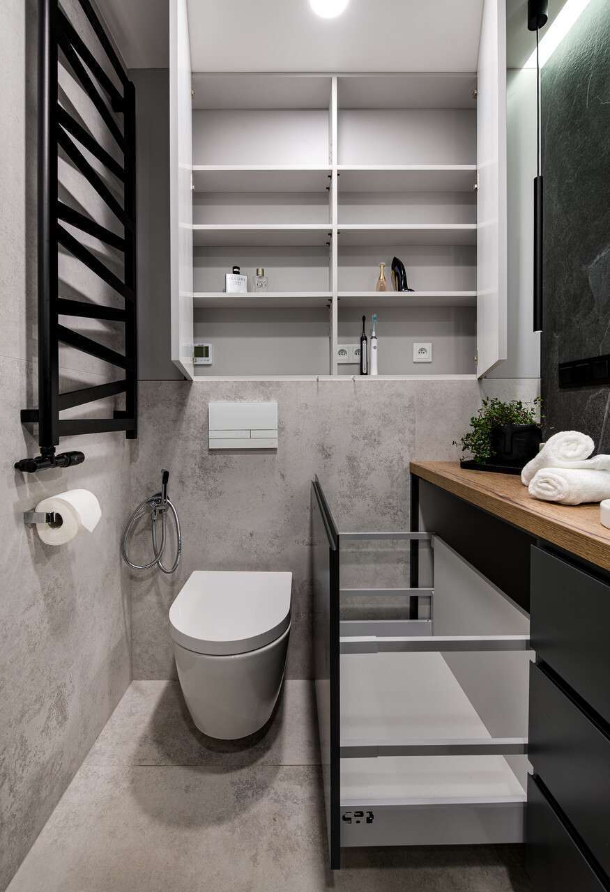skandináv stílusú fürdőszoba szekrény sok tárólóval