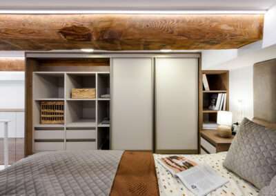 Boho stílusú mikro stúdió apartman. Az egyedi készítésű bútorok és szekrények tökéletesen illeszkednek a kis belső terekbe.