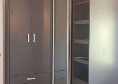 271 FS02 Antracit bútorlapból készített L alakú hálószobai beépített szekrény eltolt ajtóval
