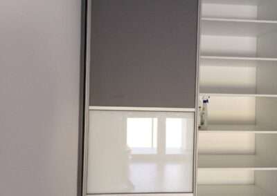 318 FS08 Palaszürke bútorlap Lacobel 9003 Pure White festett üveggel hálószobában