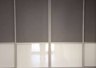 318 FS08 Palaszürke bútorlap tolóajtók Lacobel 9003 Pure White festett üveg osztással