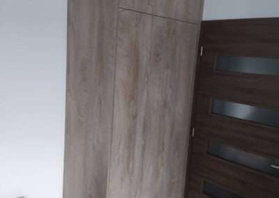Kaindl K5412 RO nyíló ajtós beépített szekrény nappaliban