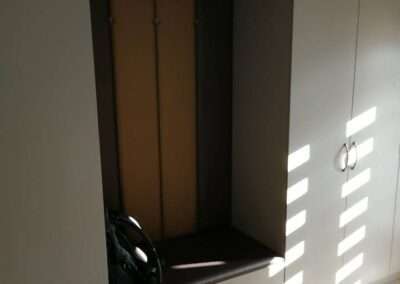 Szivacsozott textilbőr panelek alkalmazása nyíló ajtós előszoba bútornál