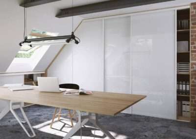 A szögletes tér modern irodaként van elrendezve, gardróbbal és íróasztallal