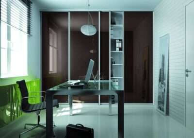 Modern iroda elrendezése minimalista íróasztallal és tágas beépített gardróbbal