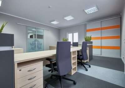 Modern iroda szürke és narancssárga tónusokkal