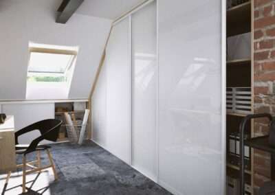 Modern tolóajtós szekrény a tetőtérben üvegfrontokkal és egy nagy íróasztal.